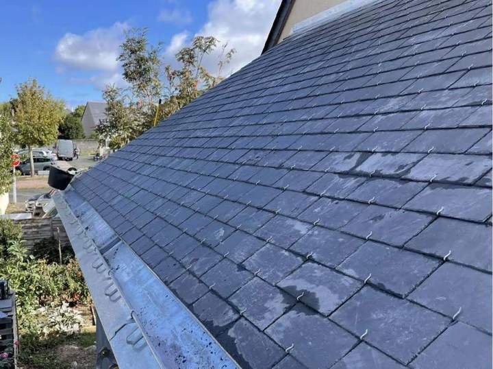 Pose et rénovation de toitures en ardoises élégantes